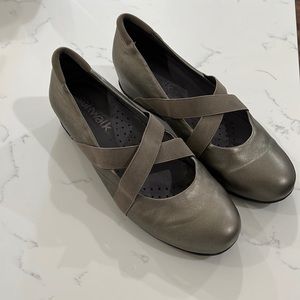 SoftWalk Waverly shoes size 8w. Pewter